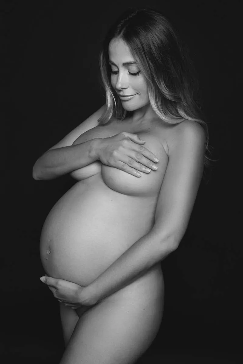 Desnudo artístico premamá en blanco y negro