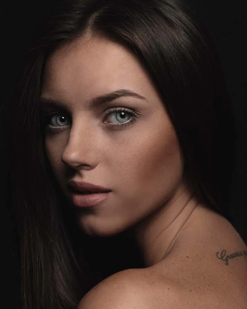 Retrato de modelo sobre fondo oscuro
