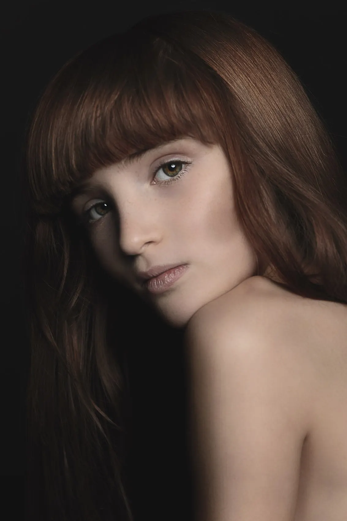 Book de fotos de una chica pelirroja con flequillo en estudio