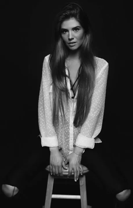 Book femenino con camisa blanca