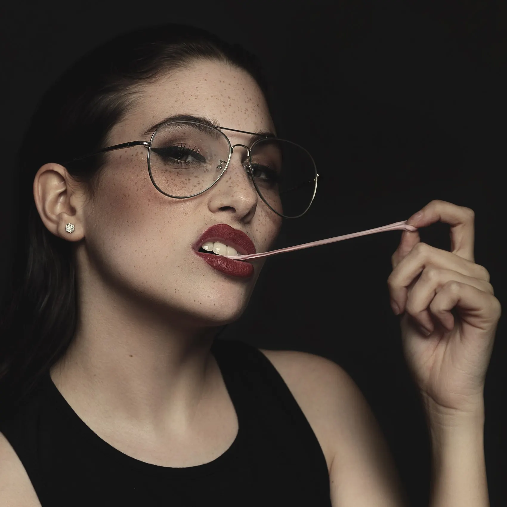 Book divertido con gafas y chicle en estudio