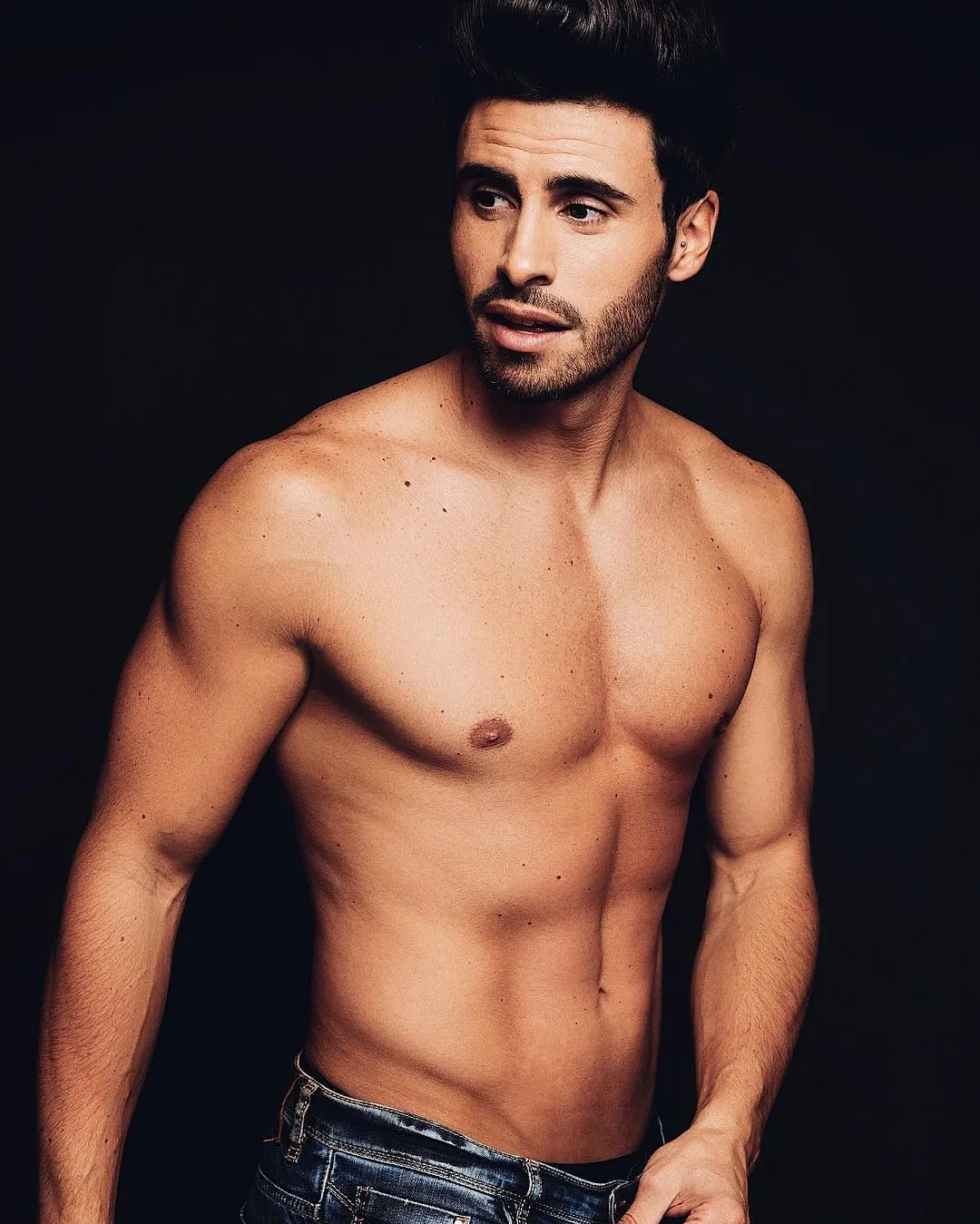 Book masculino de estudio sobre fondo oscuro