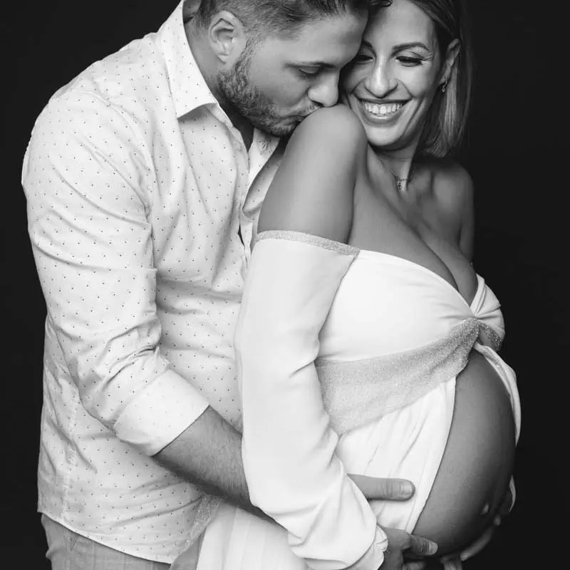 Sesión premamá en pareja en blanco y negro