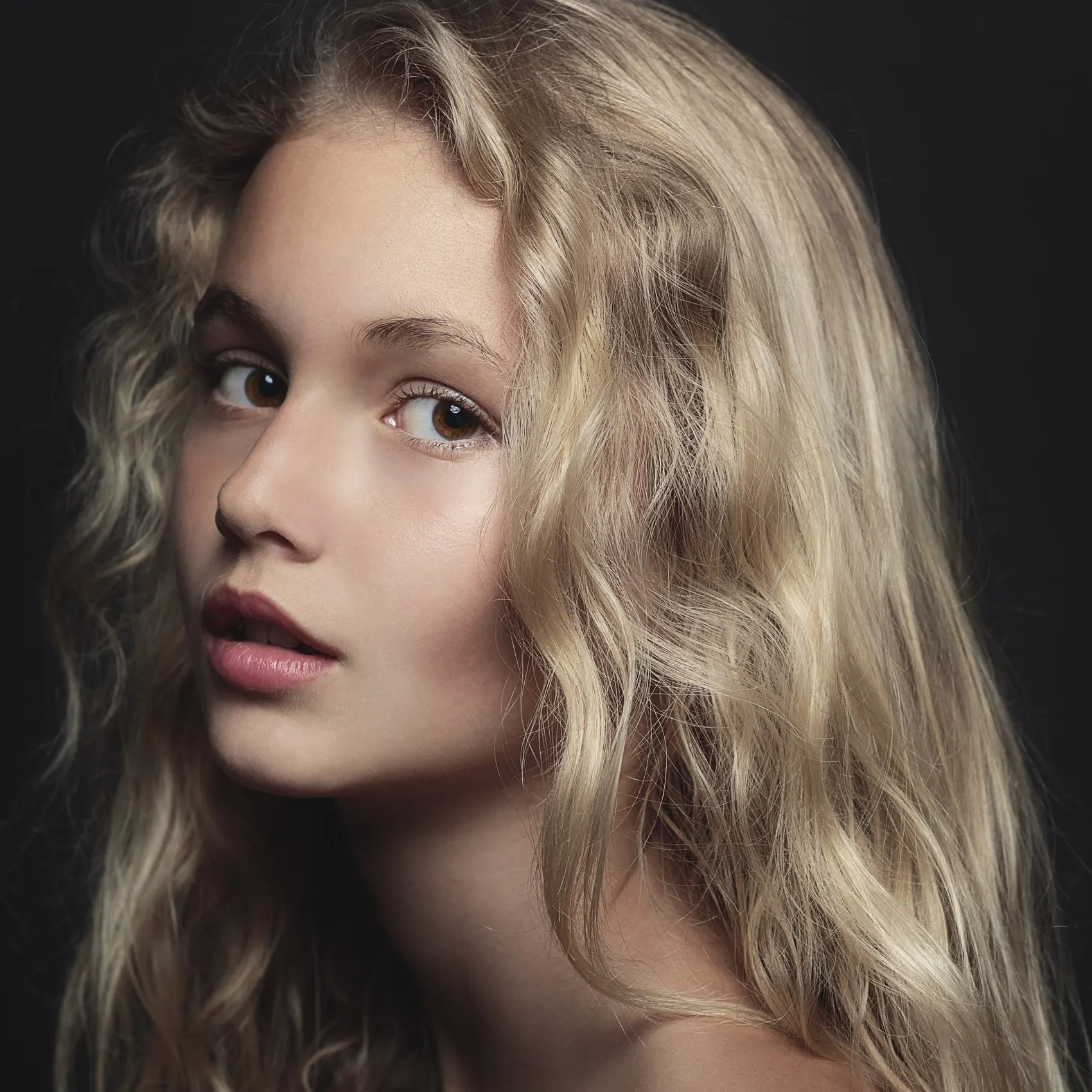 Book de fotos de una chica rubia con rizos
