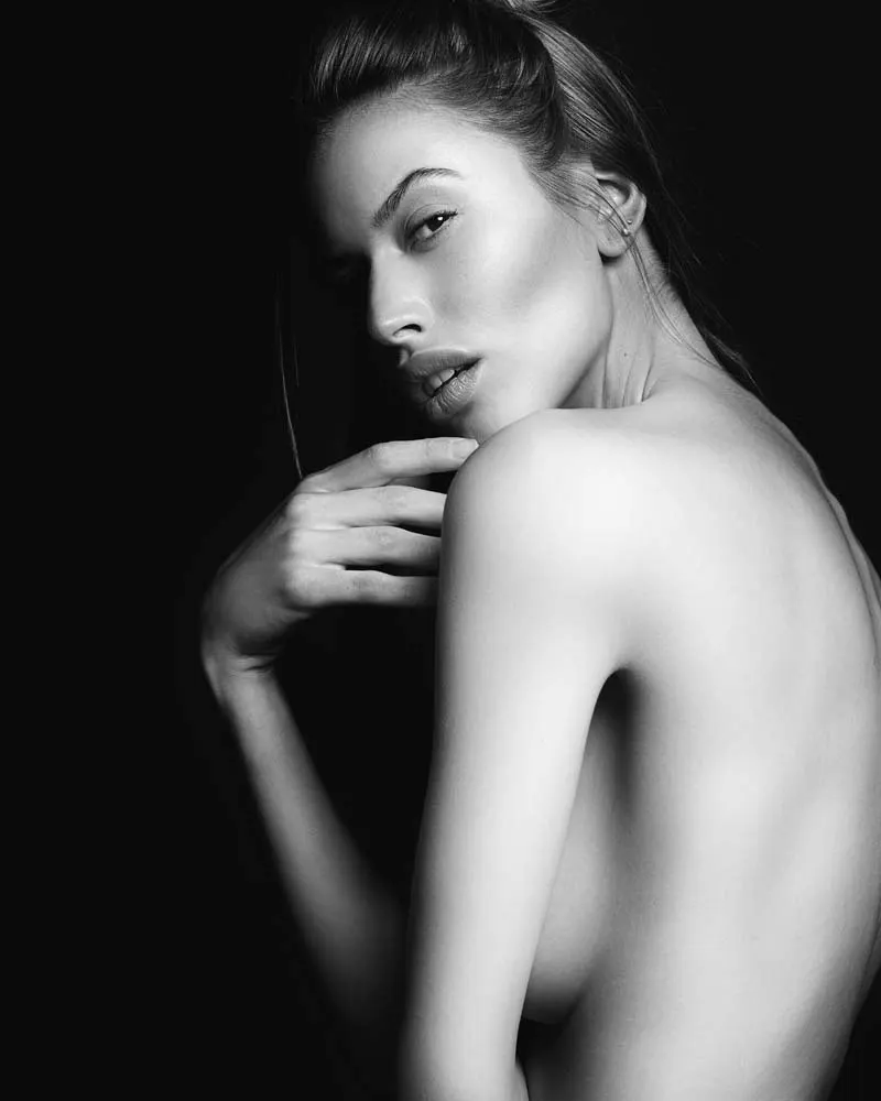 Fotografía TEST de modelo femenina de espaldas en blanco y negro