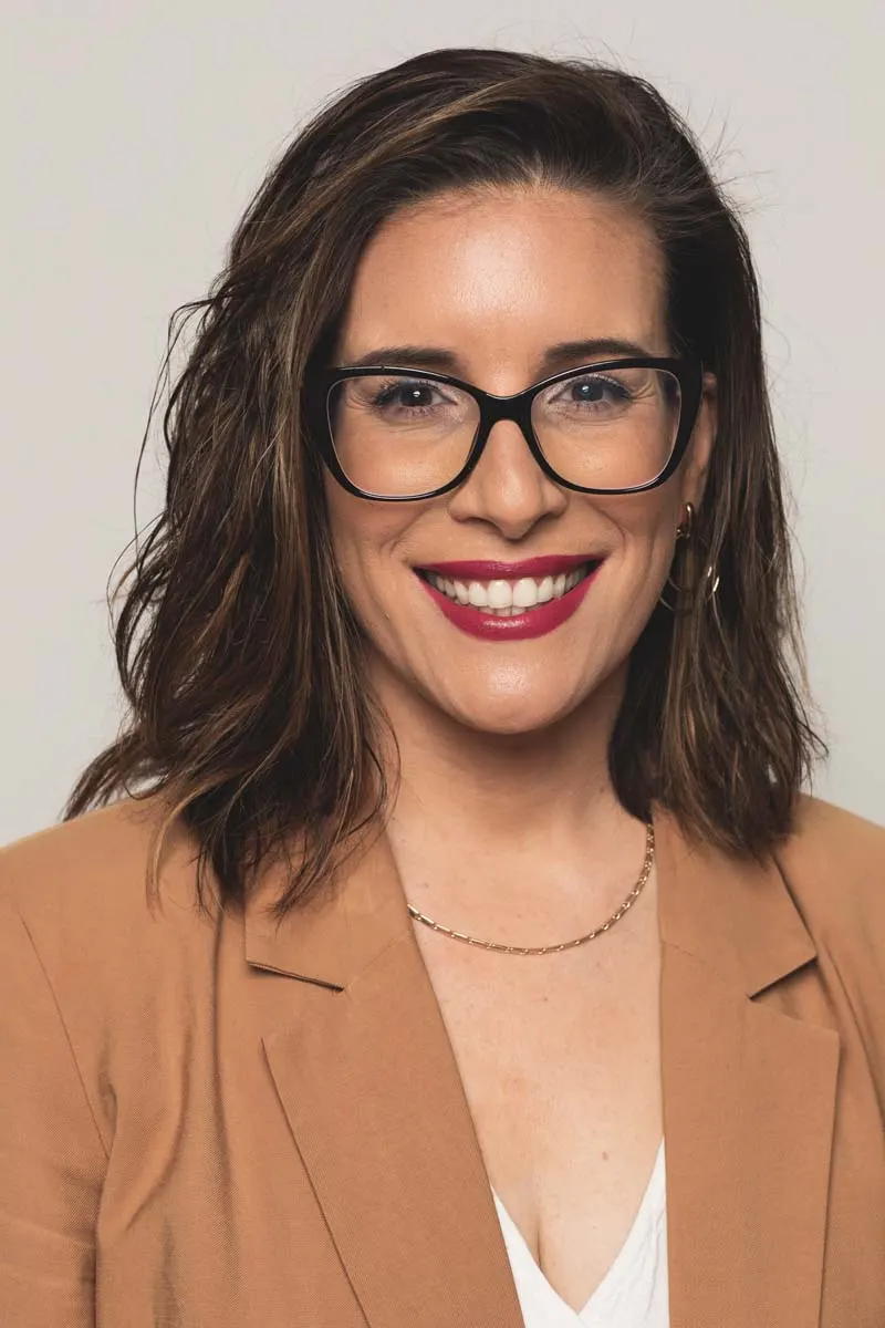 Retrato corporativo femenino con gafas y blazer