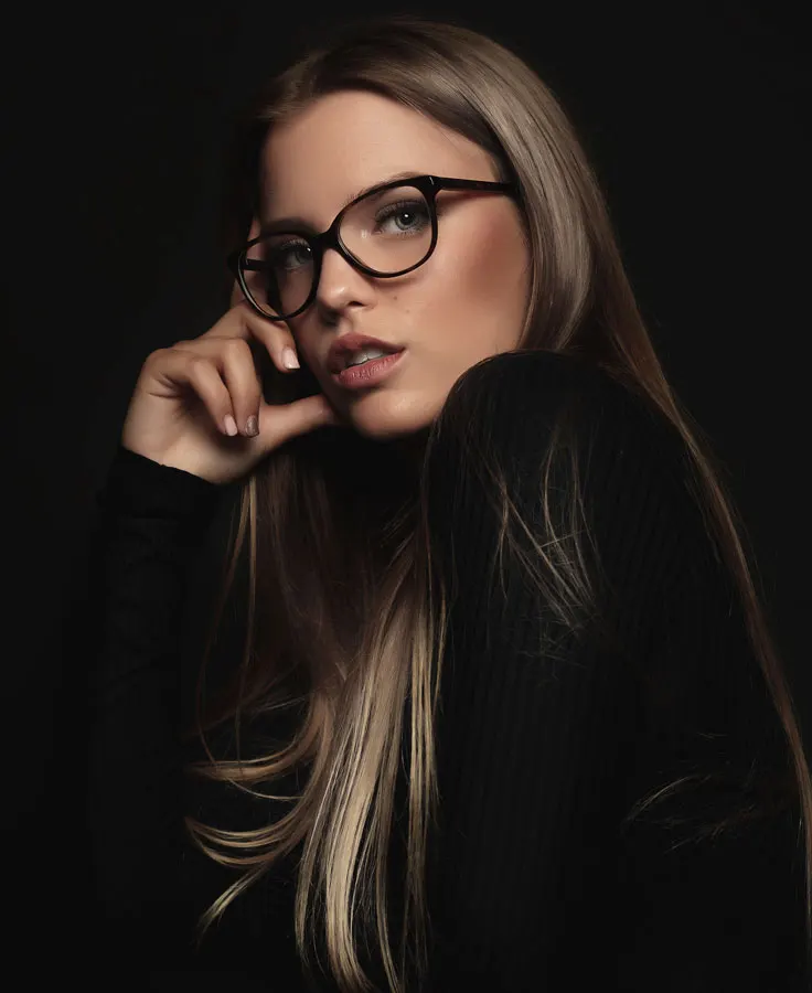 Retrato de estudio con gafas