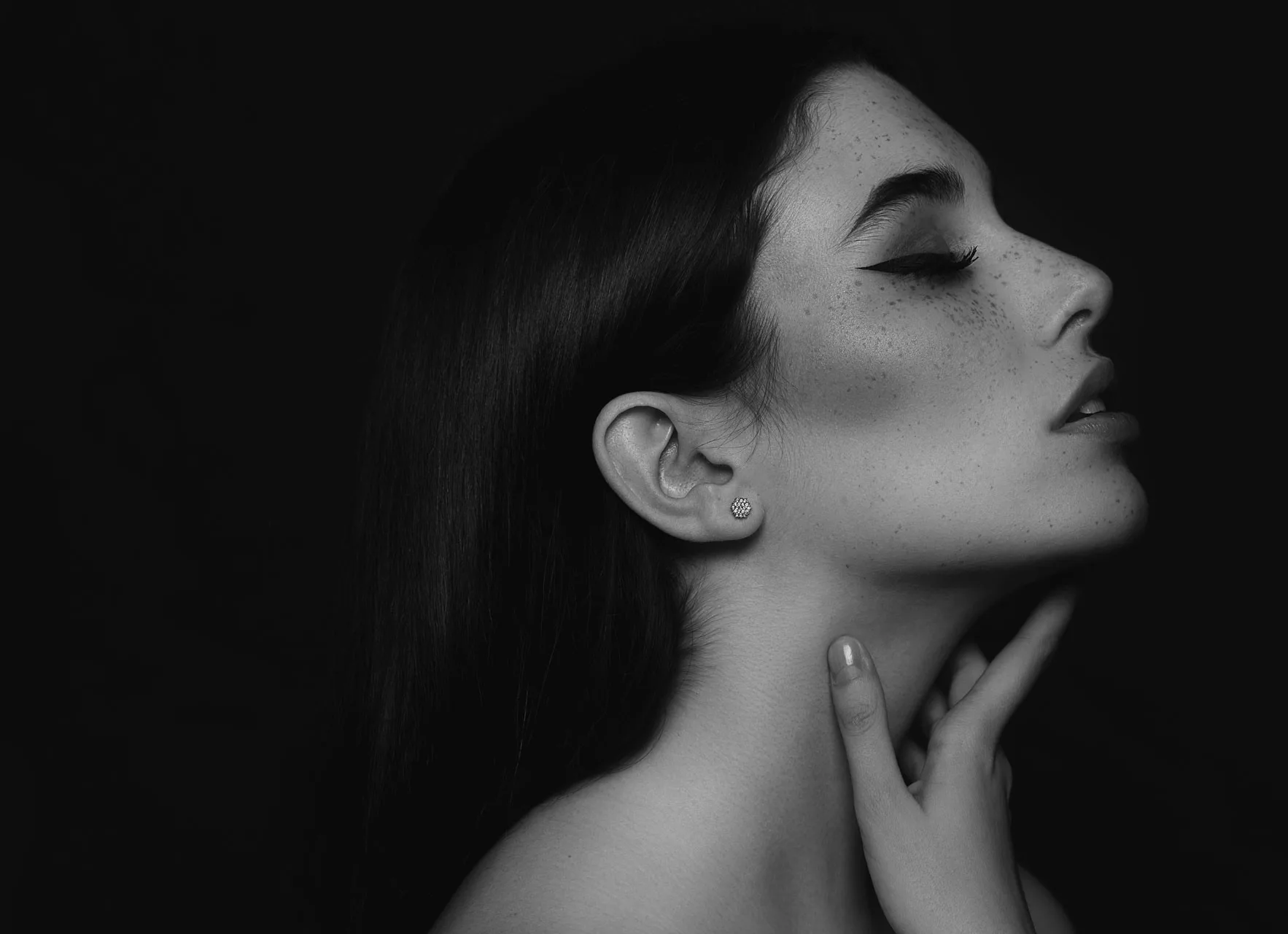 Retrato de book en blanco y negro de una modelo de perfil, en el estudio de Maribel Server en Valencia
