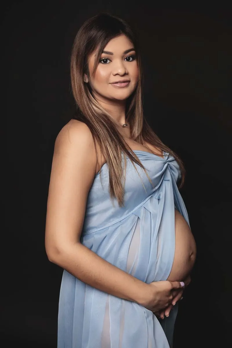 Sesión premamá con tela azul