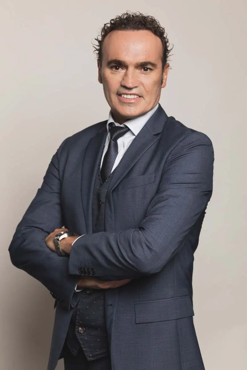 Retrato corporativo de hombre con traje azul