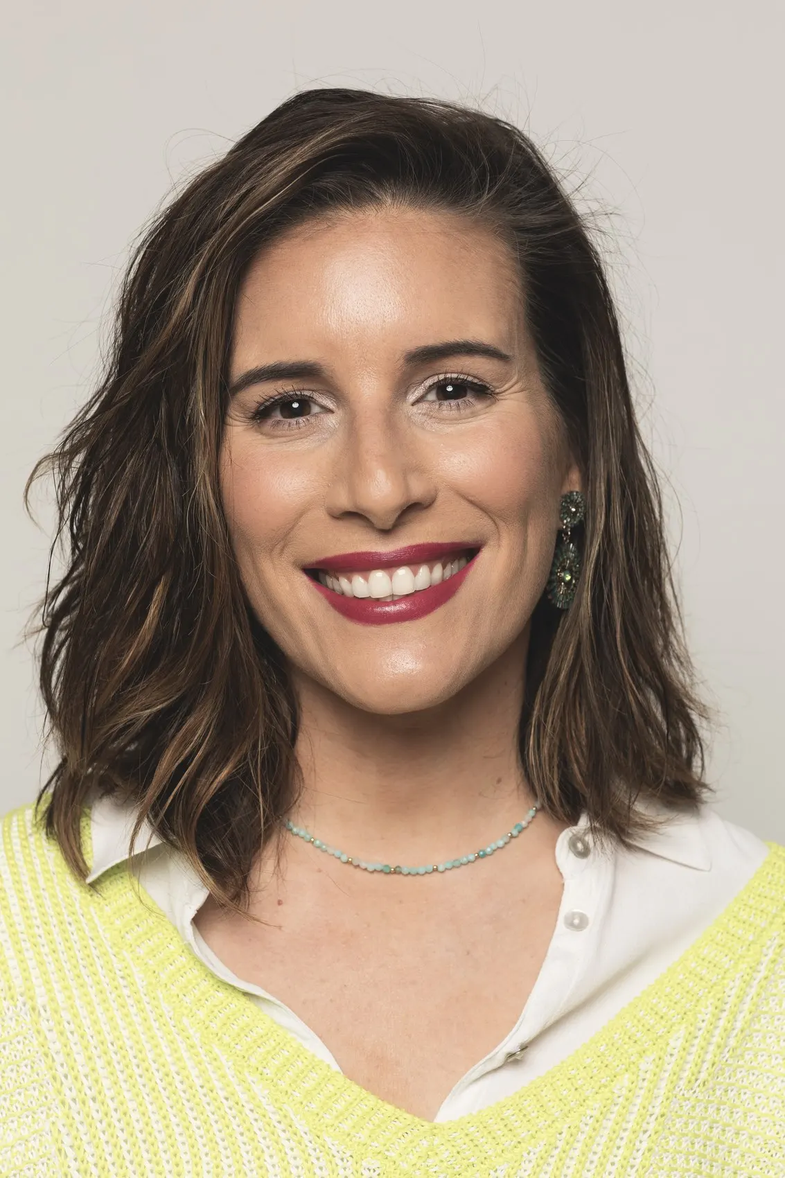 Retrato de marca personal con jersey amarillo y sonrisa