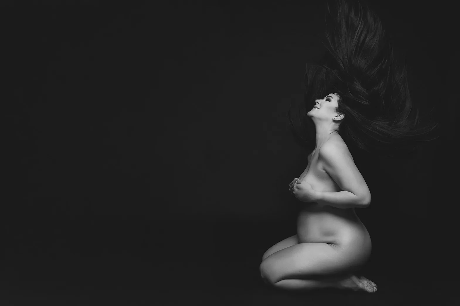 Sesión premamá artística en blanco y negro, con el pelo al aire