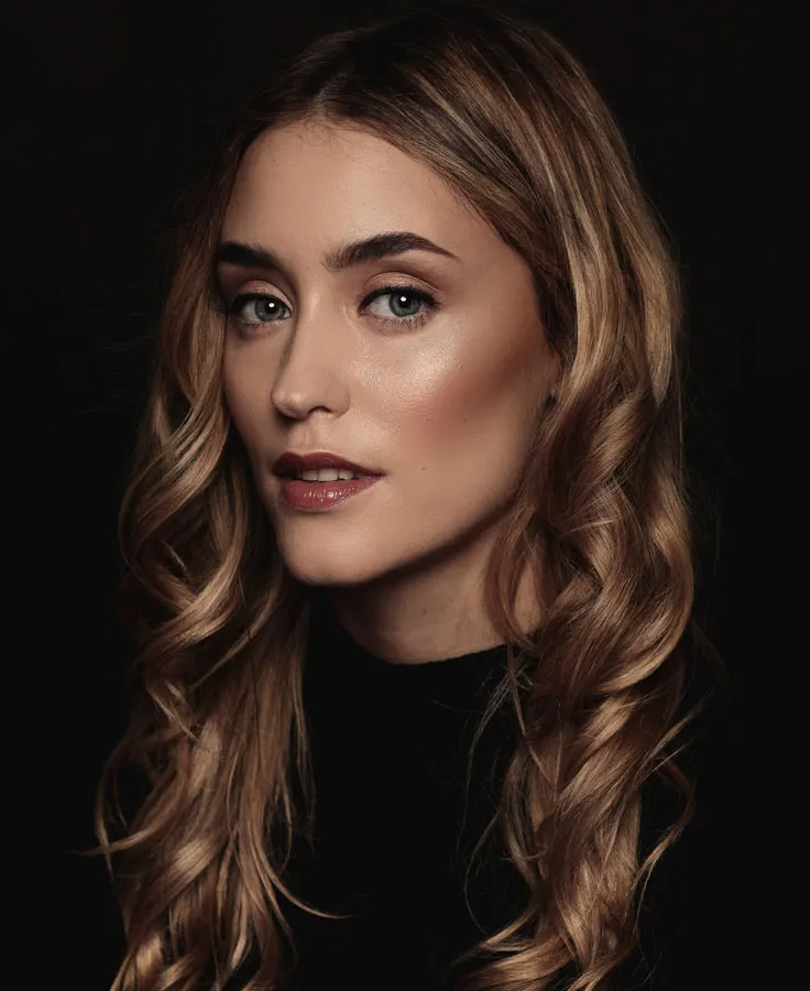 Retrato de estudio de una mujer con ondas, de un book de fotos en Valencia