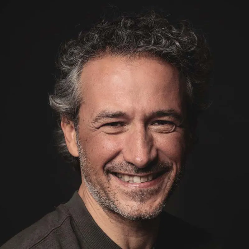 Retrato para currículum de hombre sonriente