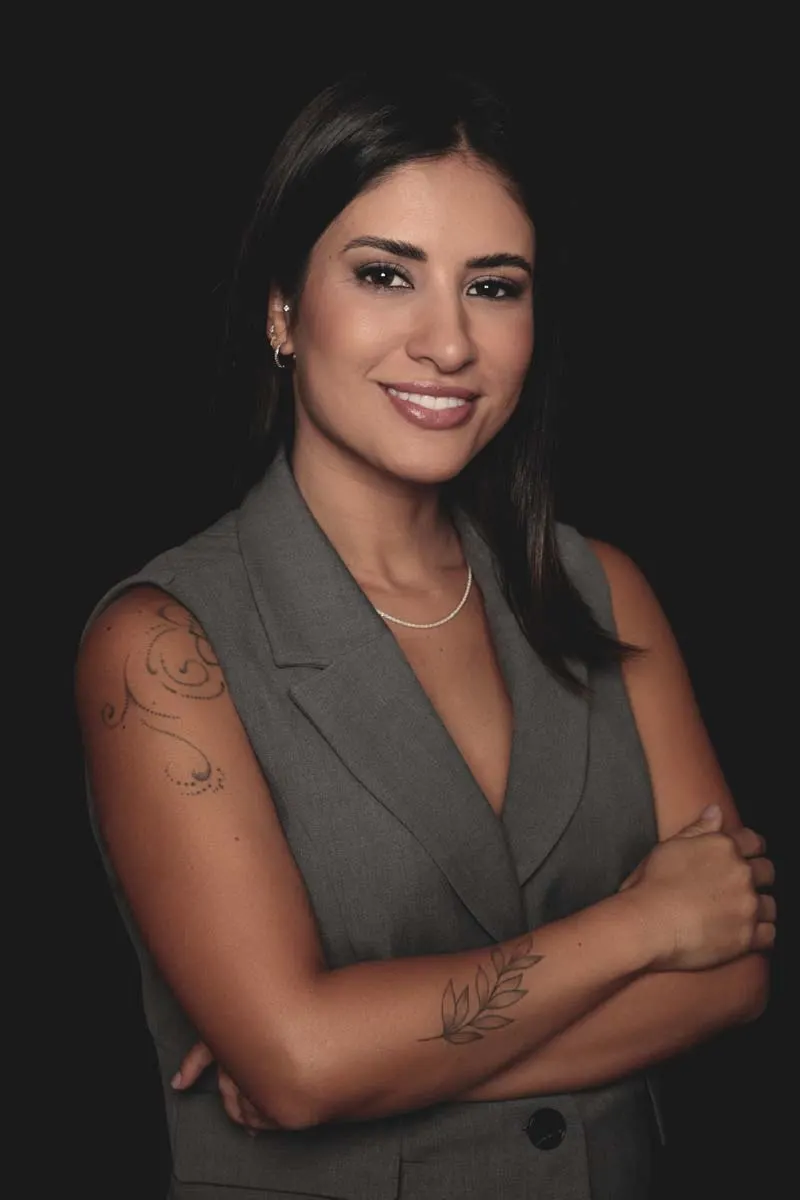Retrato laboral femenino con chaleco