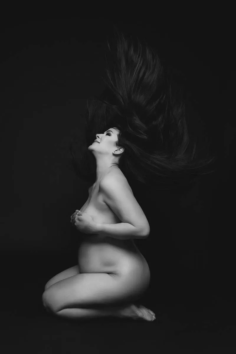 Sesión premamá artística en blanco y negro