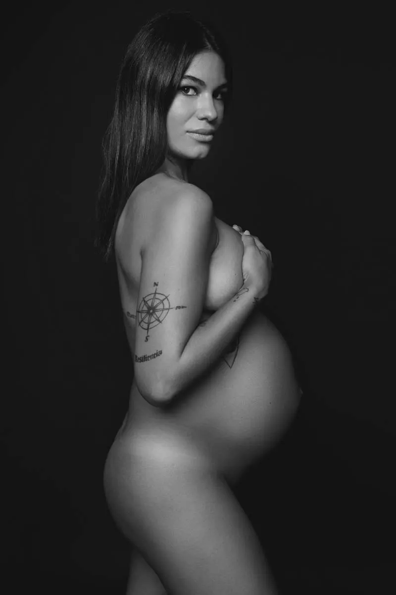 Sesión premamá de espaldas con tatuaje