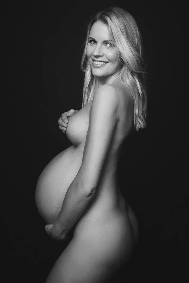 Retrato premamá de perfil en blanco y negro