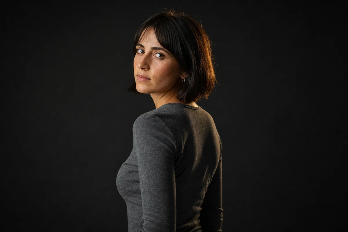 Pose de tres cuartos: cuerpo girado 45 grados y rostro vuelto hacia el objetivo