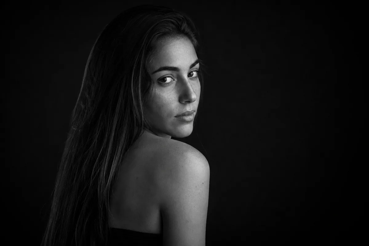 Mirada por encima del hombro con la espalda hacia la cámara, en blanco y negro