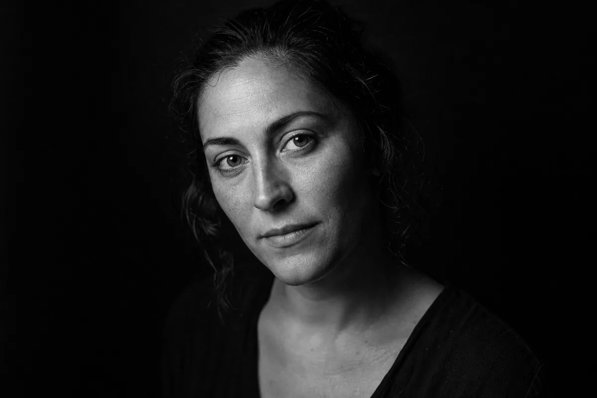 Retrato en blanco y negro con medio rostro sumido en sombra profunda