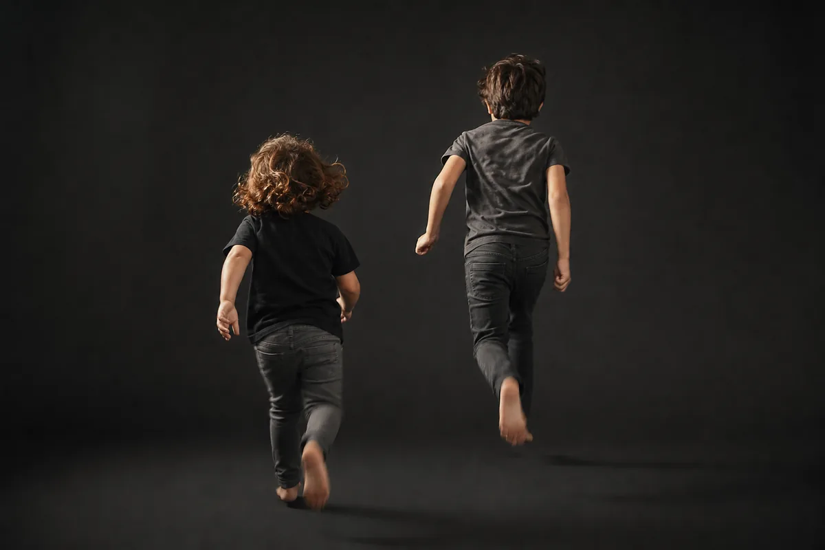 Dos niños corriendo por el ciclorama, captados en movimiento