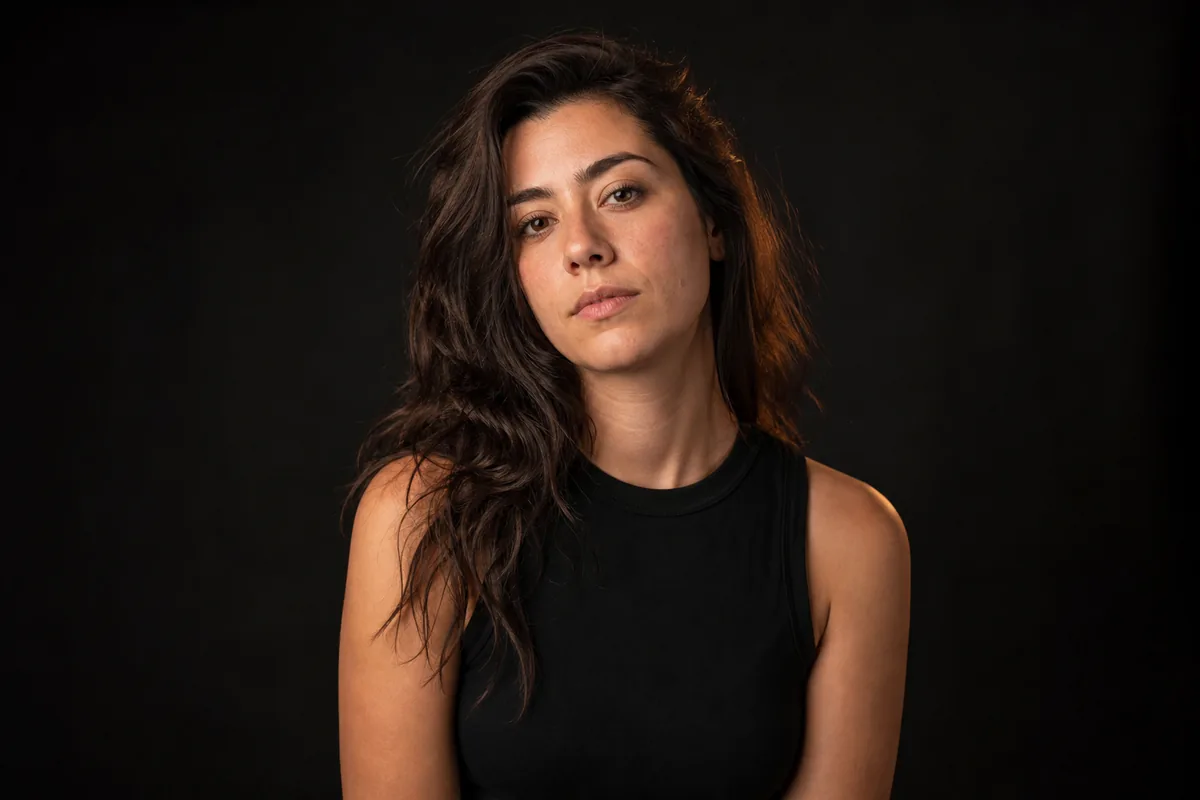 Retrato de portfolio de medio cuerpo sobre fondo liso