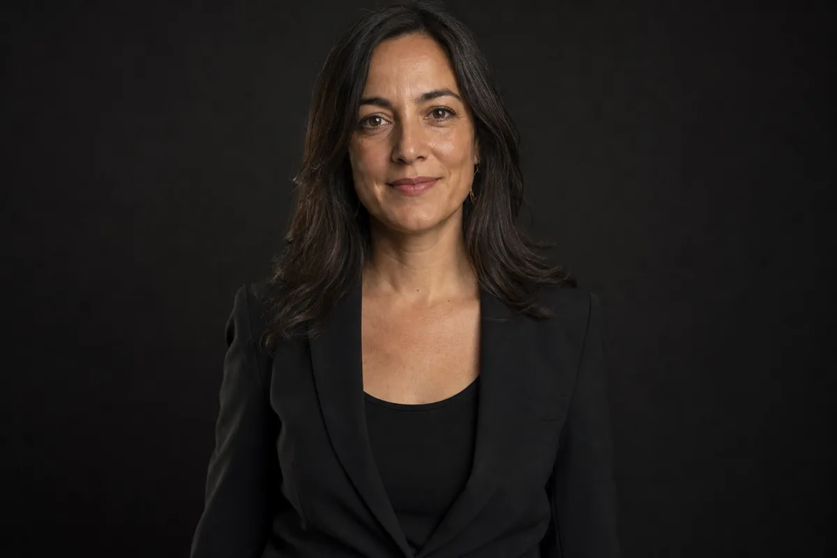 Retrato corporativo con blazer liso y camiseta sin estampado bajo la chaqueta