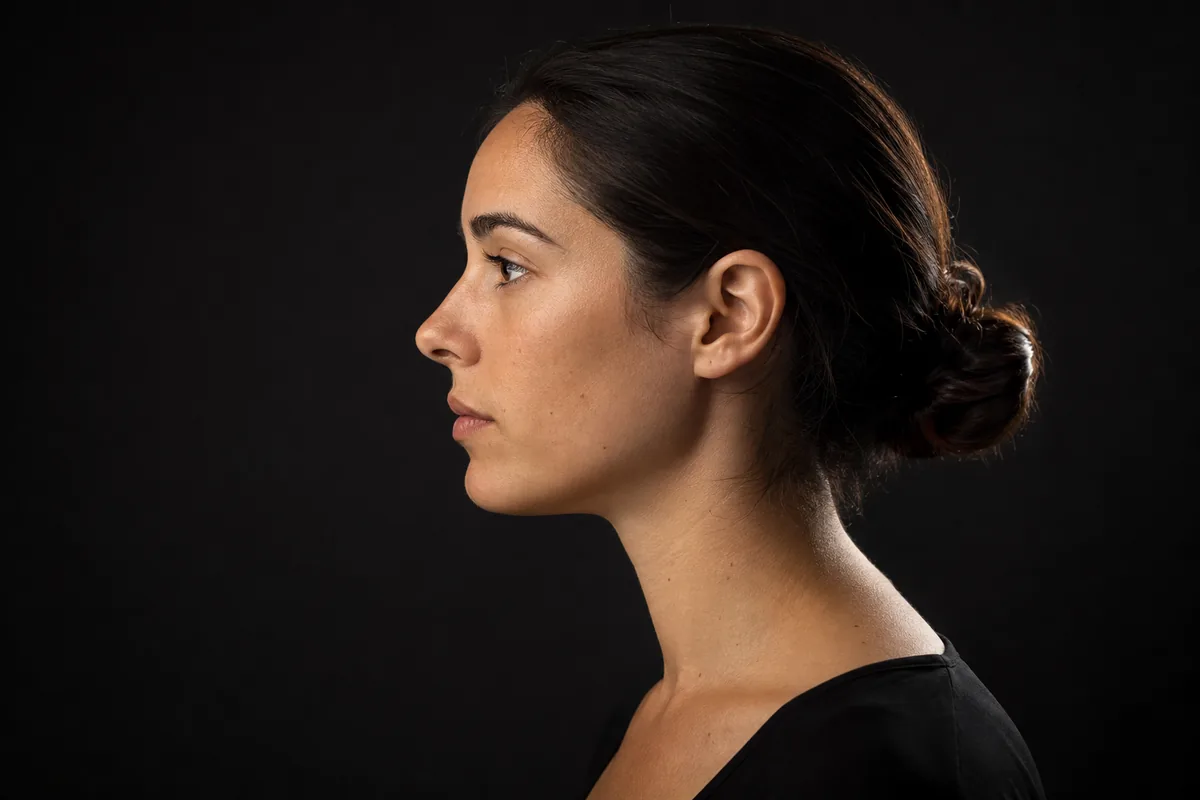 Perfil limpio de una modelo con el pelo recogido y sin maquillaje