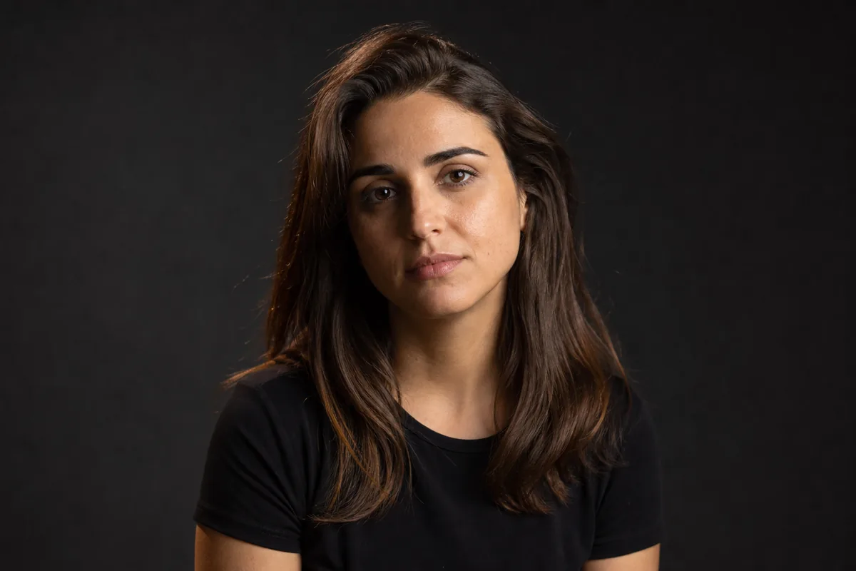 Retrato de book de medio cuerpo sobre fondo liso con luz de estudio