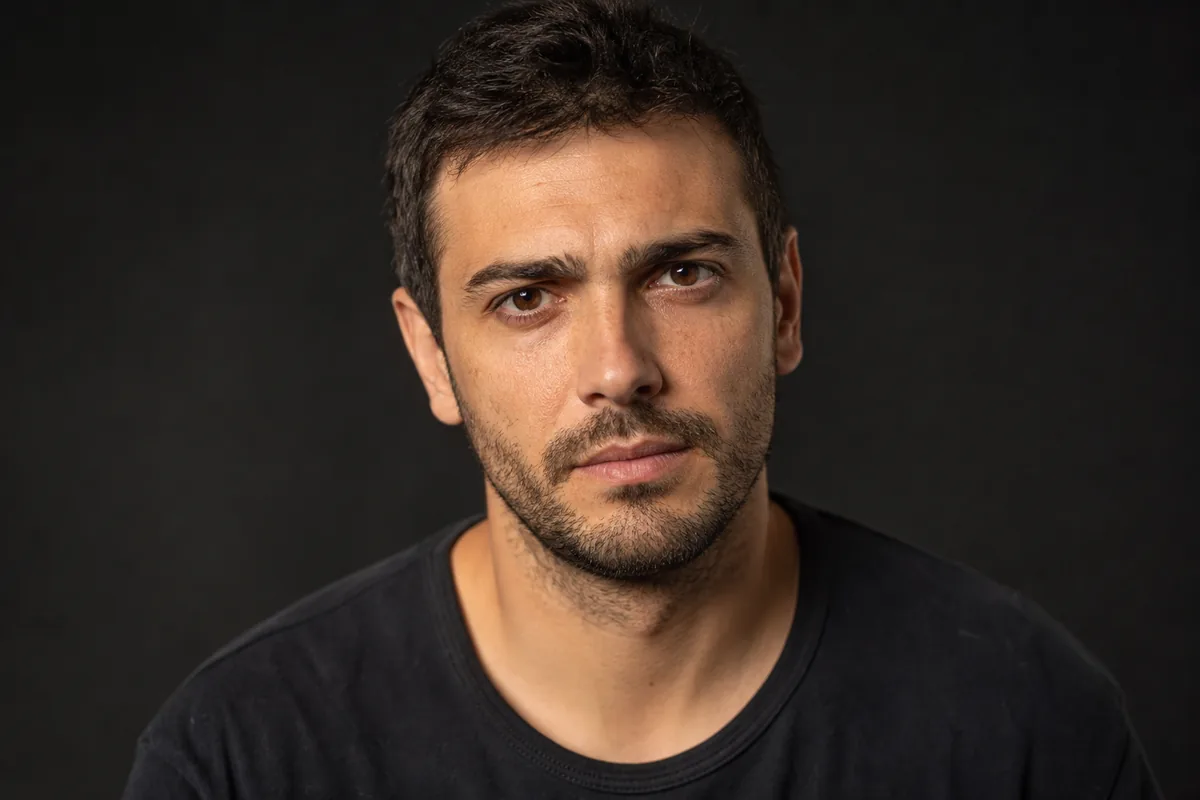 Retrato masculino con el pelo mate y la piel sin brillos
