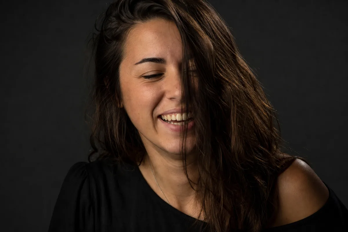 Modelo captada entre dos expresiones, con el pelo cruzándole la cara