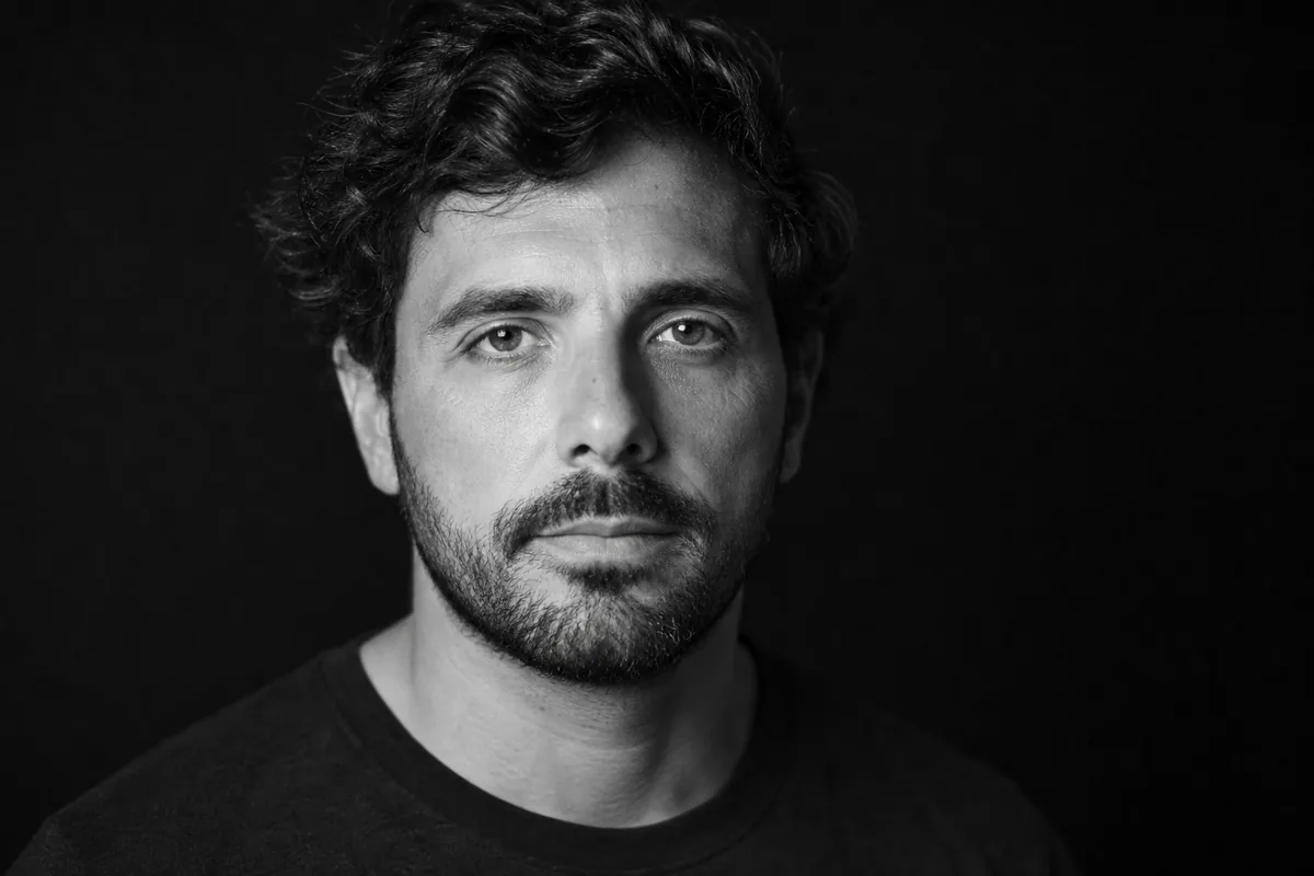 Expresión completamente neutra en un retrato de estudio, en blanco y negro