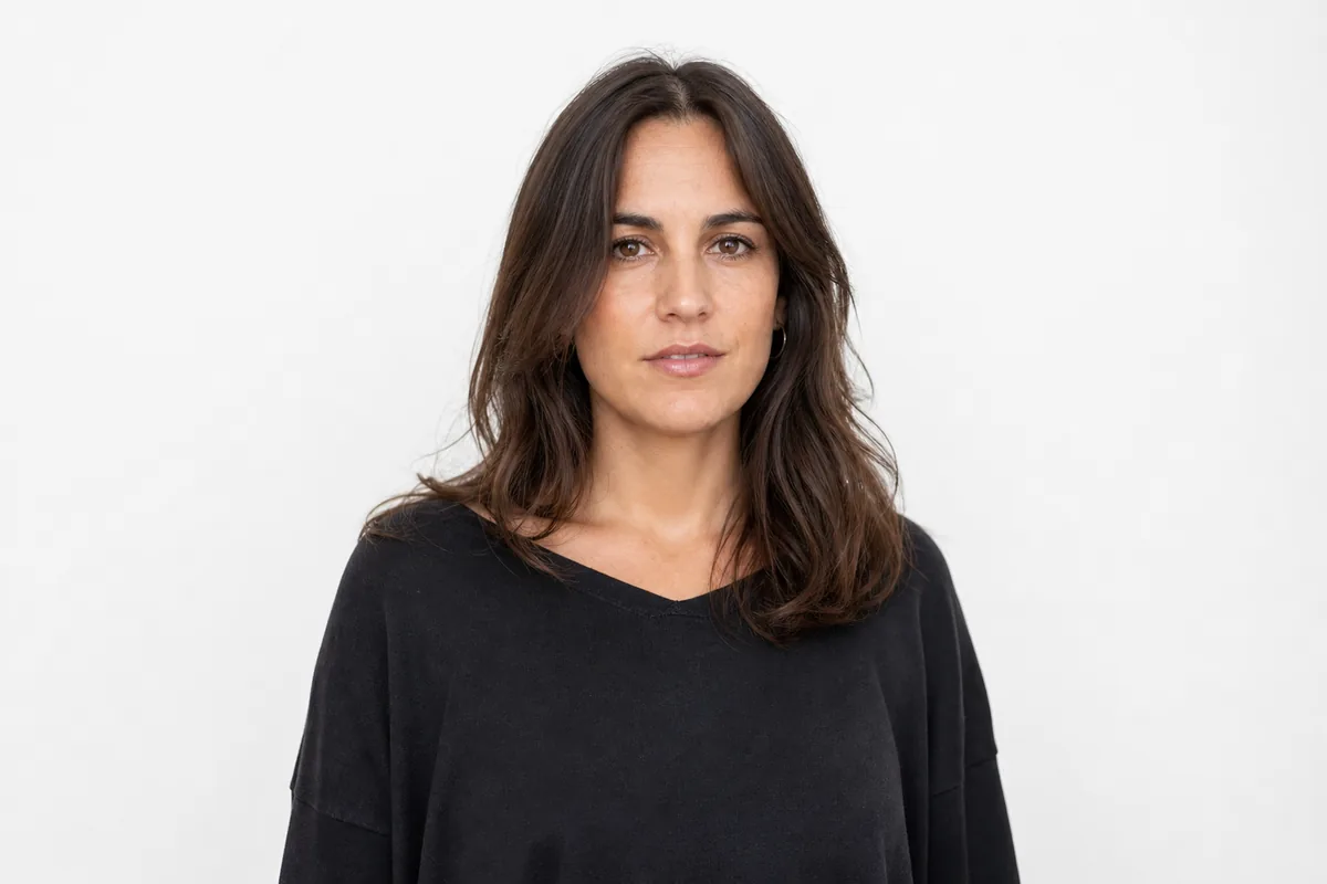 El mismo retrato sobre fondo blanco iluminado uniformemente