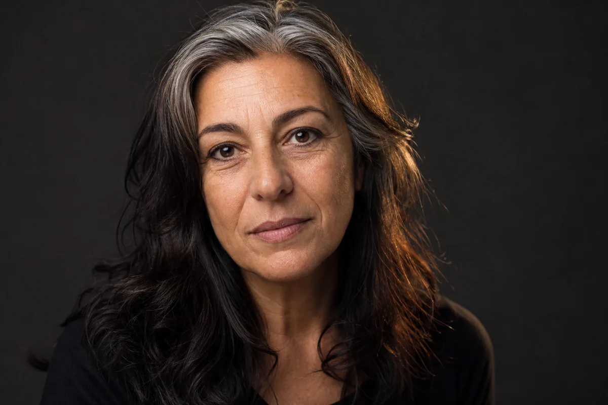 Retrato de mujer de mediana edad con la textura de la piel intacta