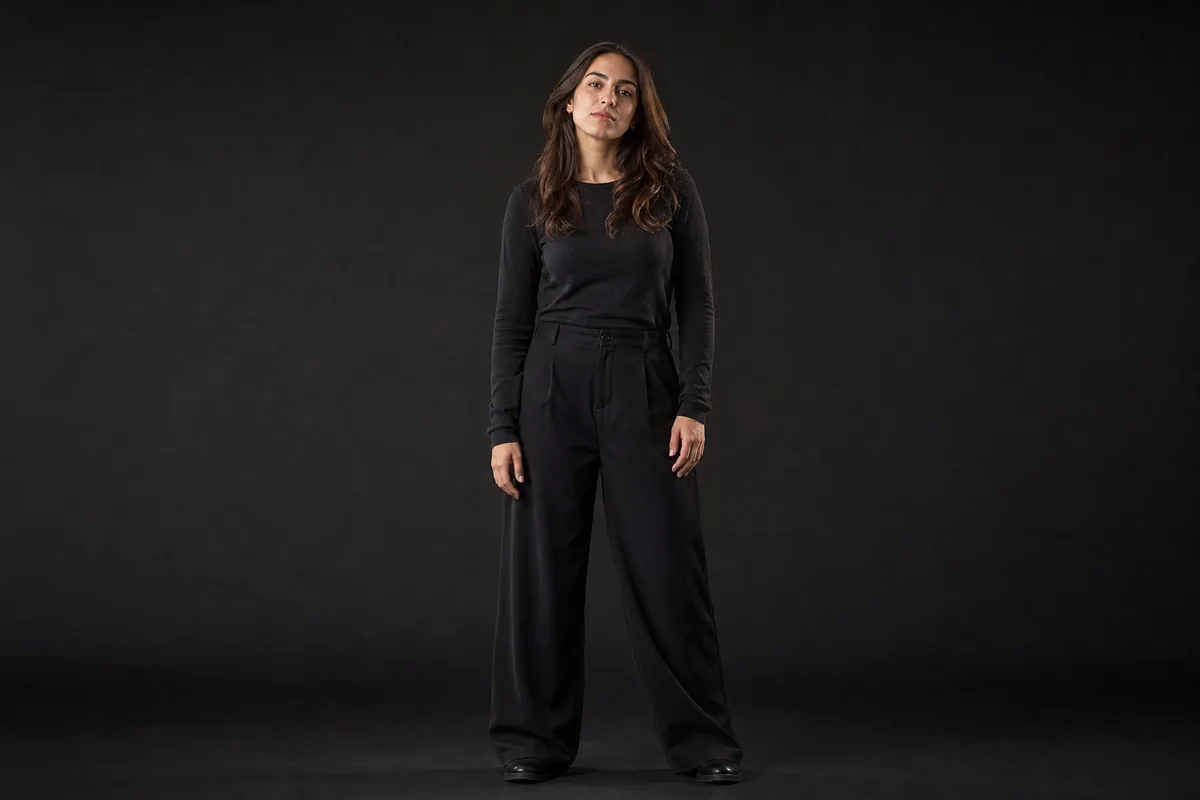 Plano entero con pantalón ancho y camiseta lisa, silueta limpia