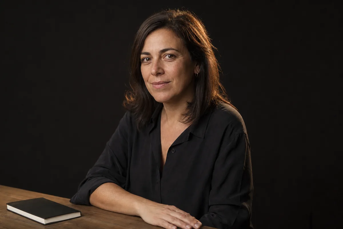 Retrato de marca personal en un espacio de trabajo con la mesa despejada