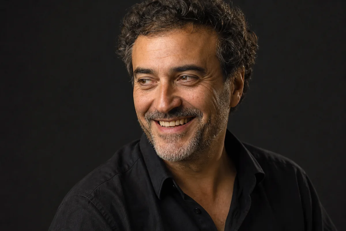 Retrato de hombre sonriendo con los ojos, plano corto sobre fondo liso