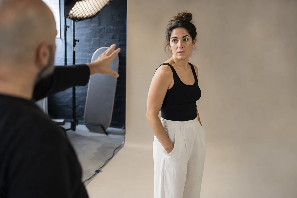 Fotógrafa indicando con la mano hacia dónde girarse durante la sesión