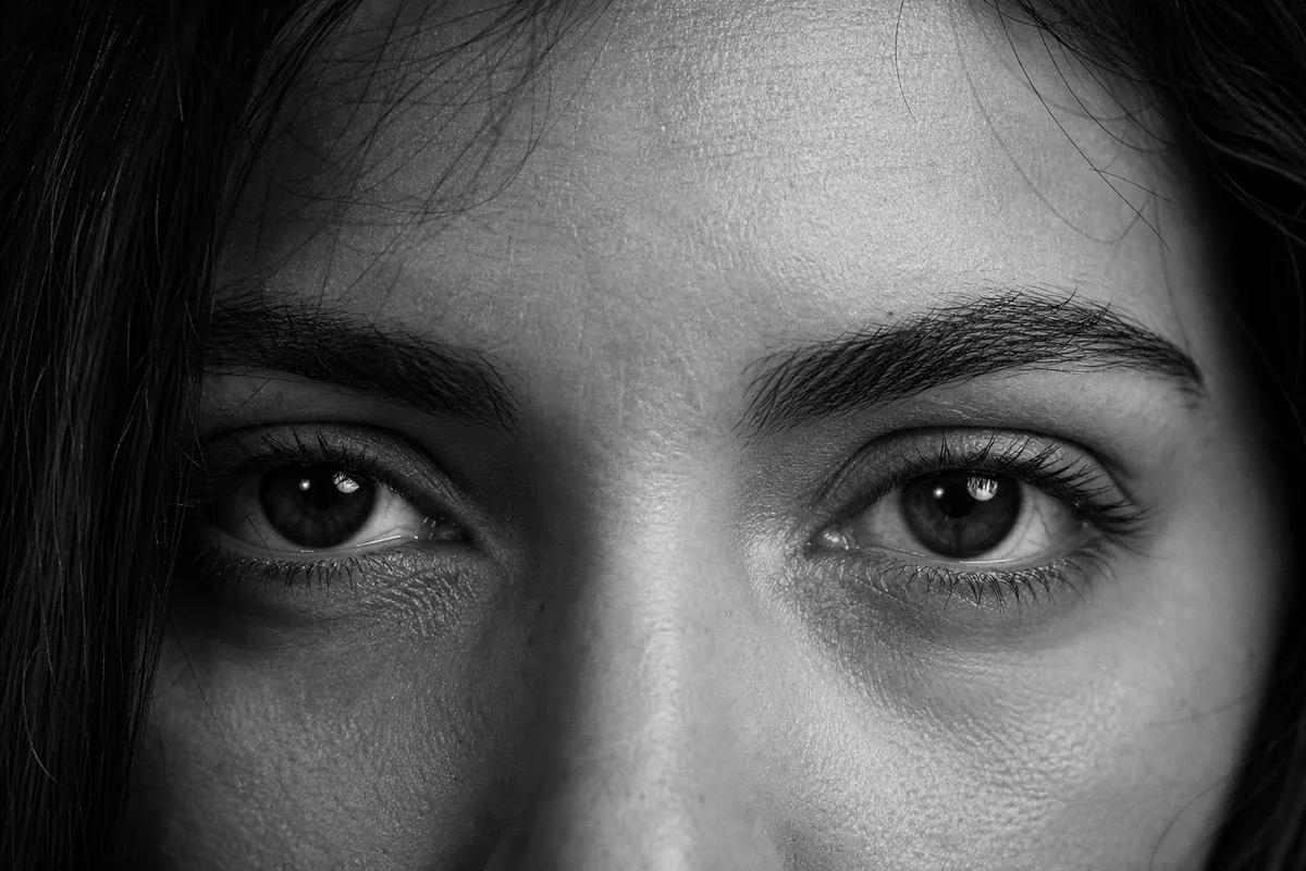Primerísimo plano de los ojos con los reflejos de luz nítidos en el iris