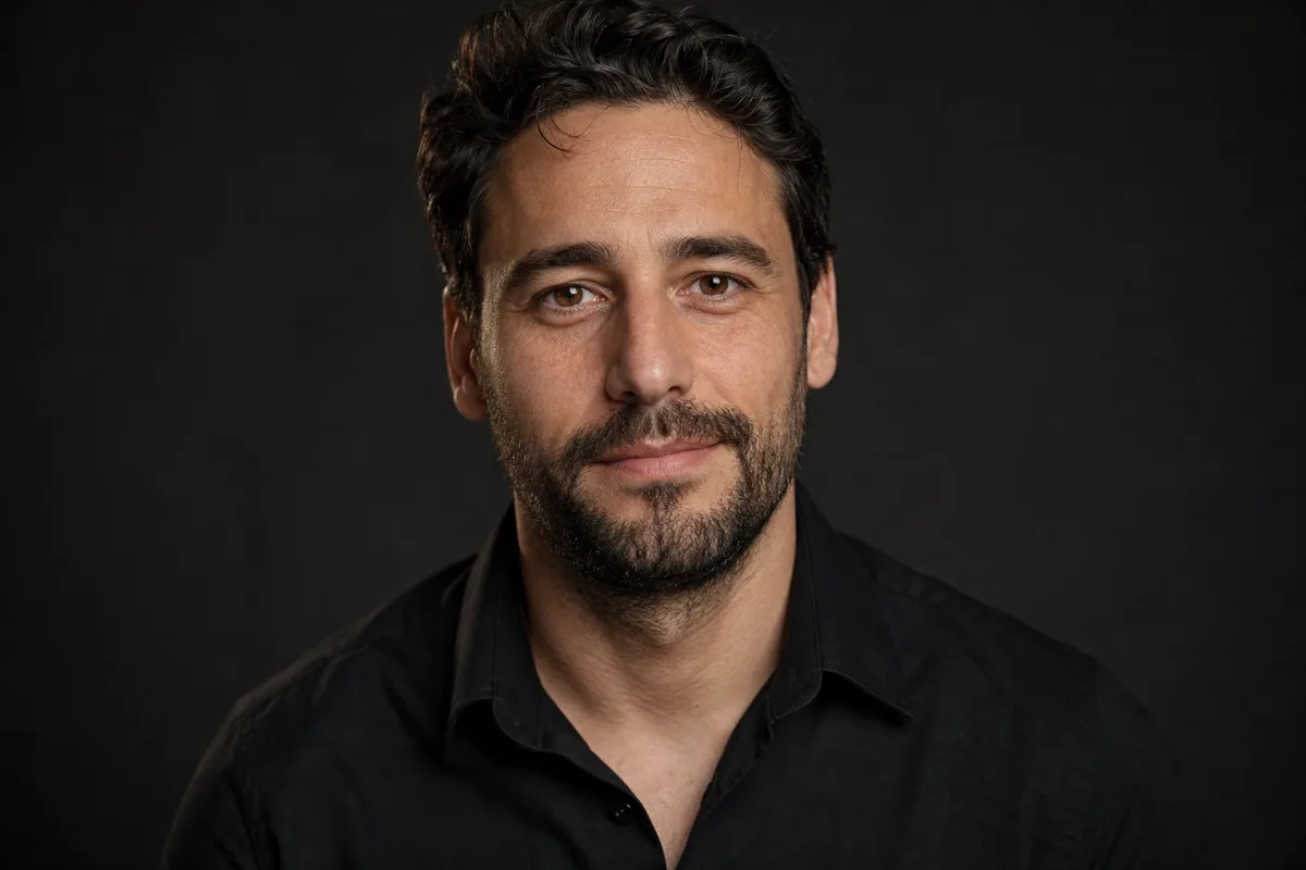 Foto de perfil de LinkedIn con fondo neutro y expresión cercana