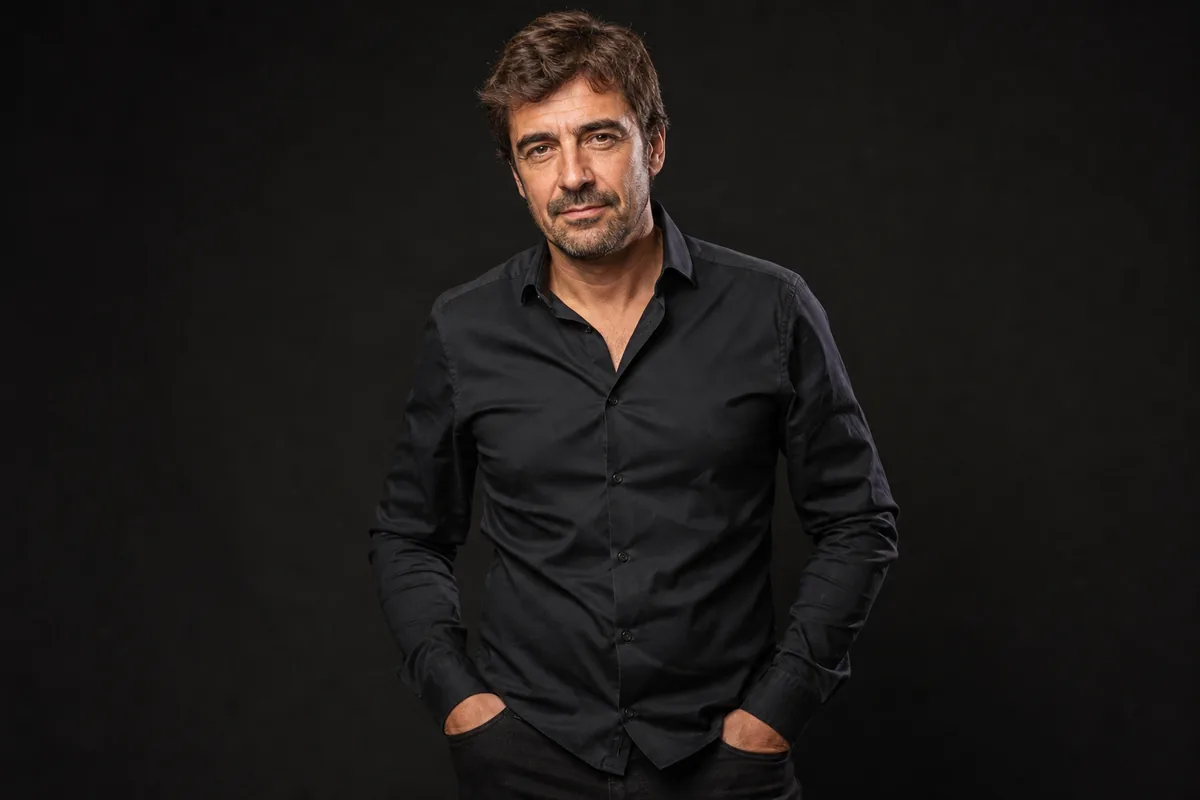 Manos en los bolsillos con los pulgares fuera, hombros relajados