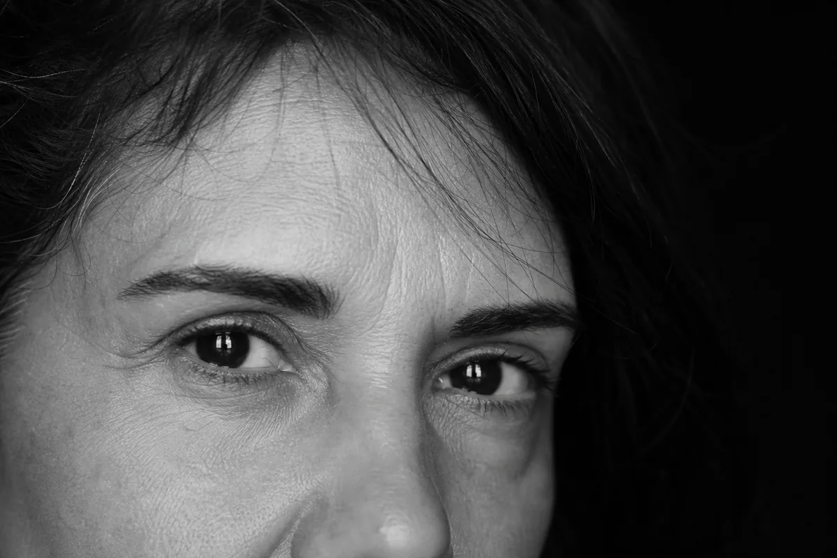 Primerísimo plano de la mirada con la textura de la piel intacta, en blanco y negro