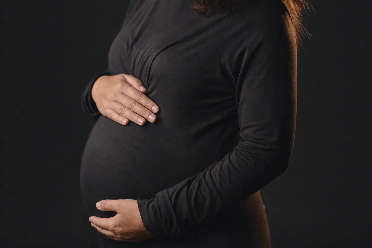 Torso de embarazada con vestido de punto cayendo limpio, sin marcas