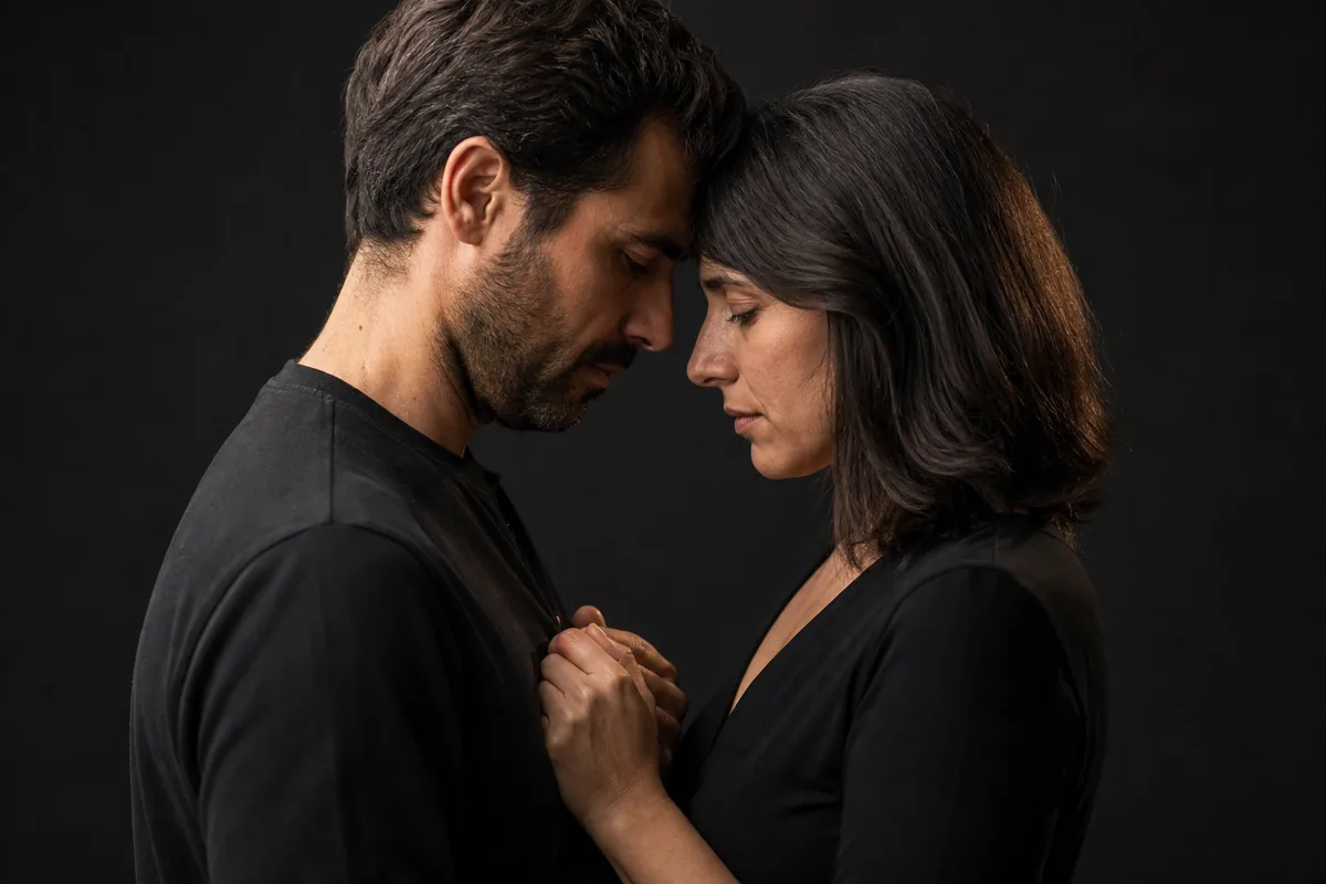 Pareja de perfil frente a frente con las manos juntas sobre el vestido