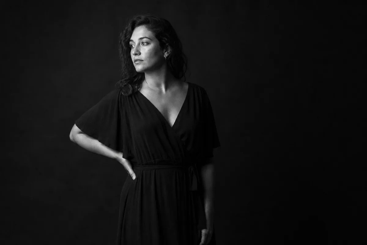 Retrato de portfolio con vestido largo oscuro, en blanco y negro